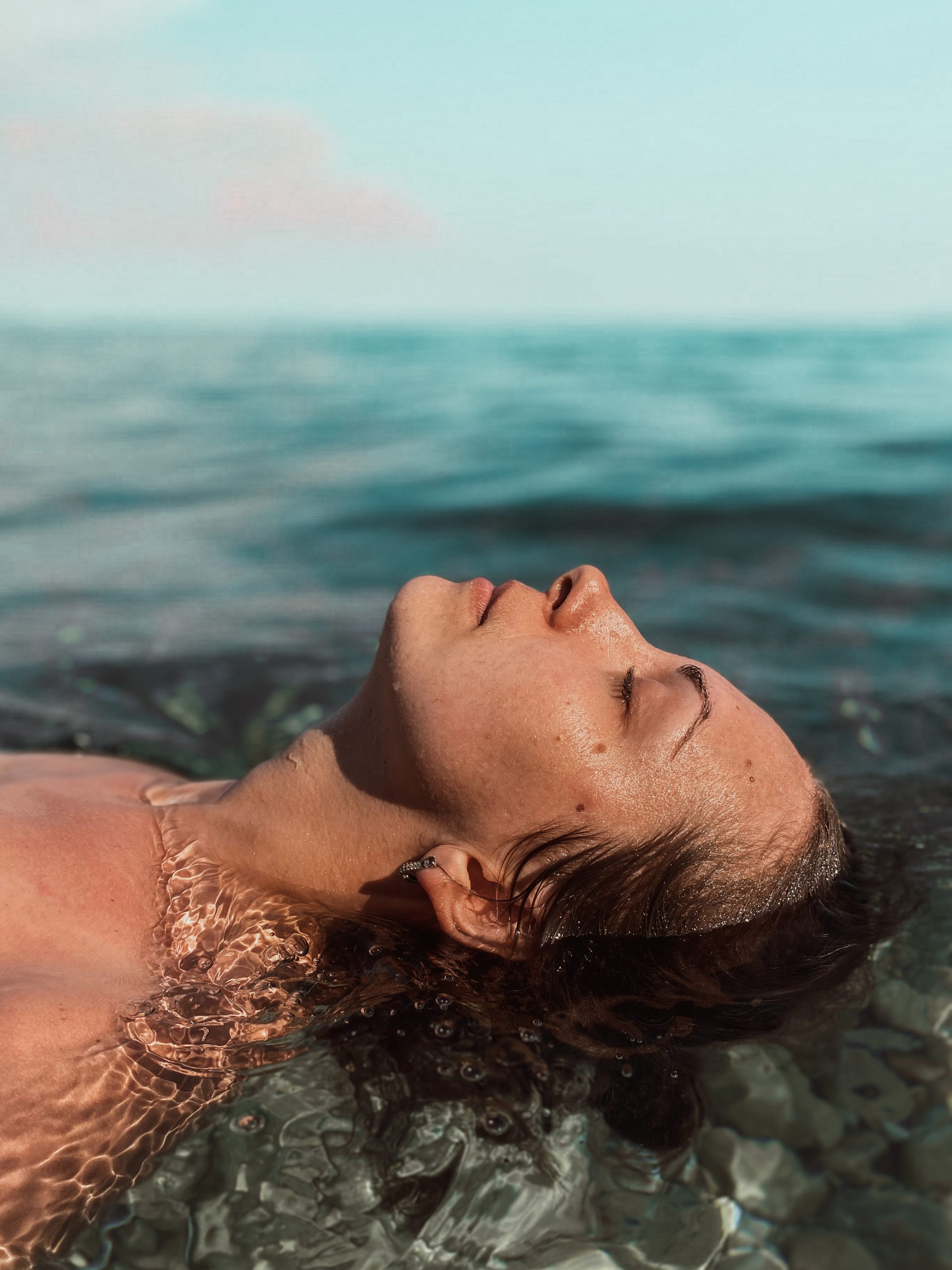 Proteggere i capelli dall'acqua del mare: 5 semplici consigli